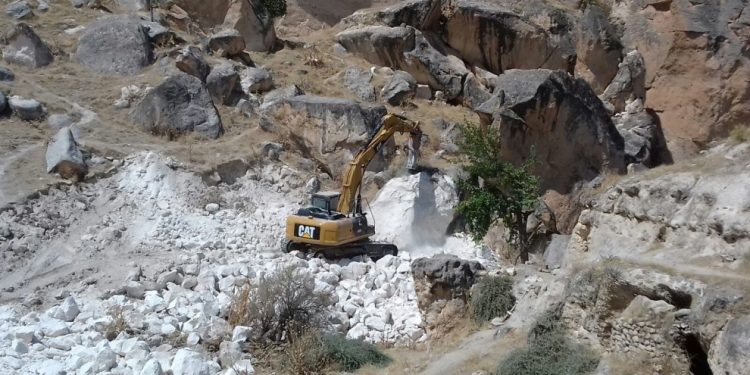 hasankeyf hem dinamit hem is makineleriyle yikiliyor