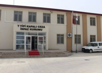 690x390cc izm 21 05 2019 aclik grevindekiler hastaneye kadirildi4