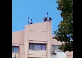 maaslari odenmeyen insaat iscilerinden bina terasinda eylem