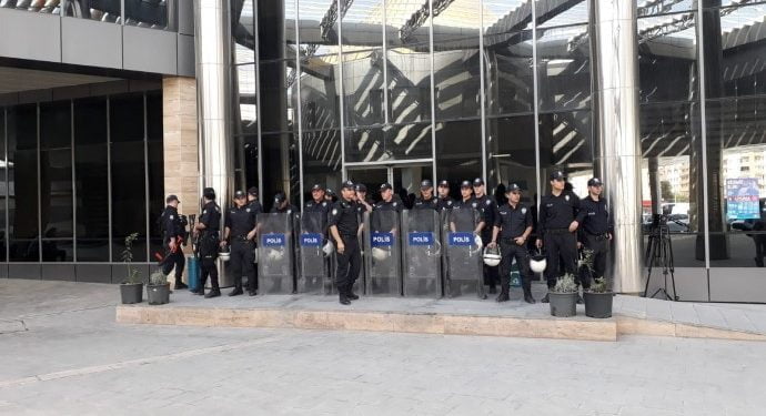 690x390cc dyb 21 10 2019 kayapinar belediyesi polis abluka2