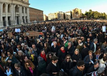 5df51c63eb199fb01b8b4577