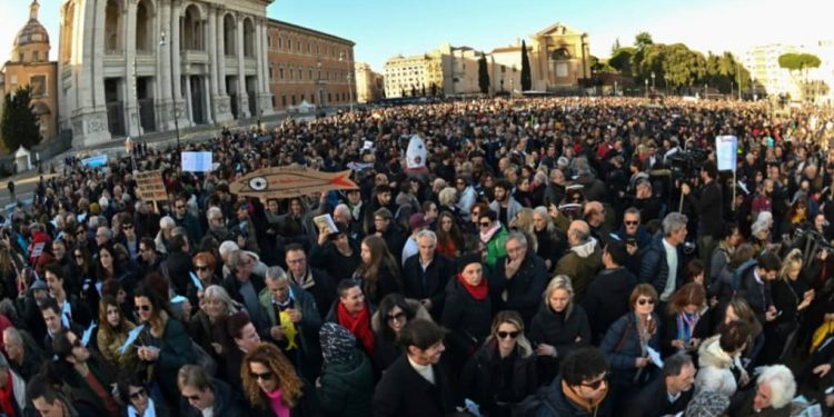 5df51c63eb199fb01b8b4577