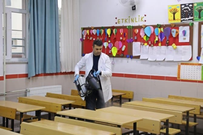 akhisar belediyesi tarafindan baslatilan dezenfekte calismalari pazar