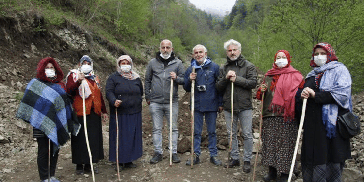 ikizdere tas ocagina karsi ayakta