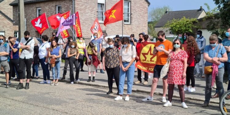 photo5242574117180388436