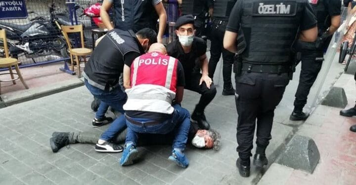 icisleri gazetecinin bogazina bastirilarak gozaltina alinmasini sahiplendi 892610 5