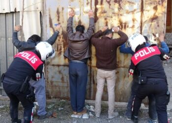 skandal ust aramasi yapan 2 polis 10619