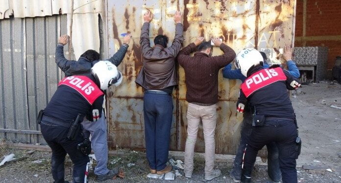 skandal ust aramasi yapan 2 polis 10619