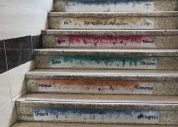 merdivenlerdeki irkci yazilar silindi okul mudurune sorusturma acildi