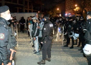 atasehirde atik kagit iscilerinin depolarina gece yarisi baskinlari