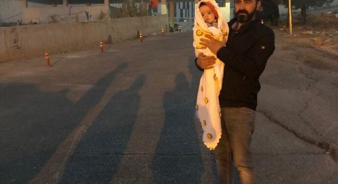 690x390cc mrd 27 11 2021 gozaltindaki kadinin4 aylik bebegi kapida3