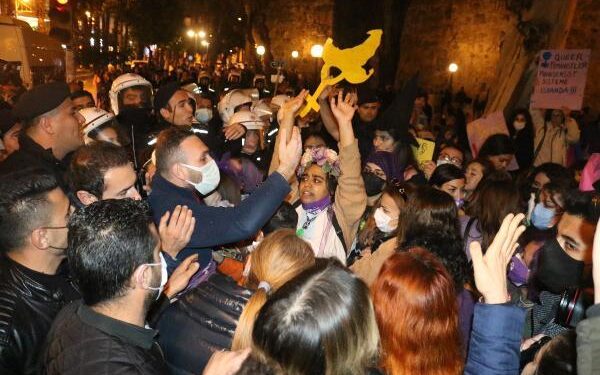 8 Marta katilan ogrencilerin bursu kesildi