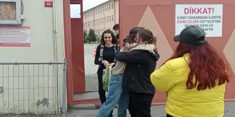 823x463cc ist 04 05 22 iki tutsak tahliye oldu