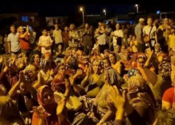 690x390cc izm 05 06 2022 kayip kiz icin jandarma onunde eylem