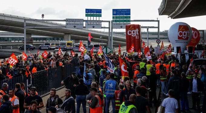 Havaalani iscileri is birakti