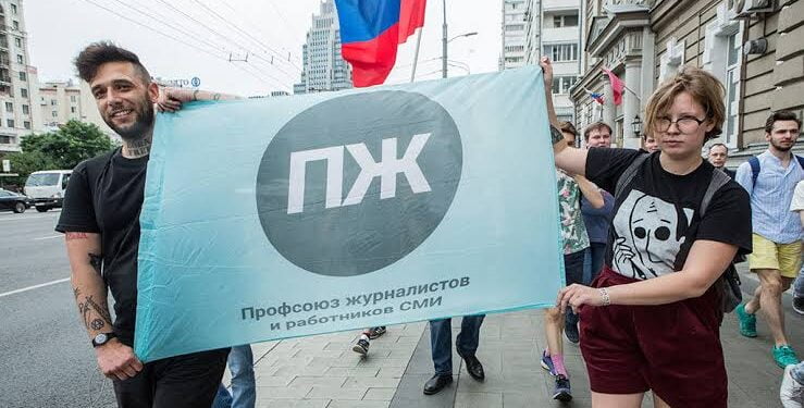 Moskovada mahkeme gazeteciler sendikasini kapatti