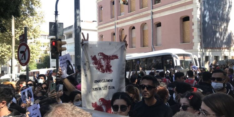 photo 5861602745621002868 y