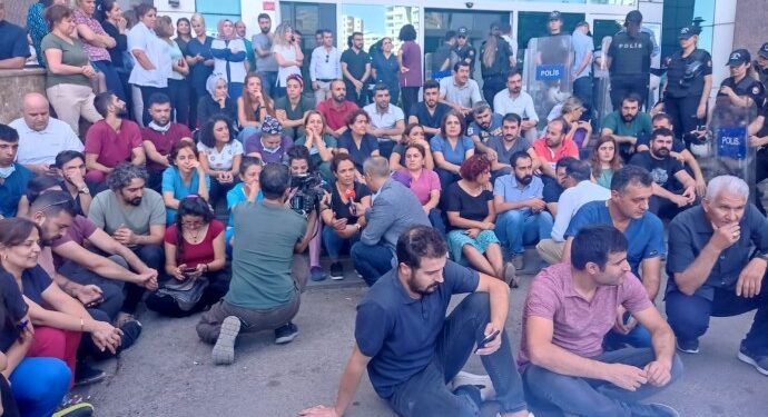 690x390cc dyb03 10 2022 ses uyelerine silahli saldiri1