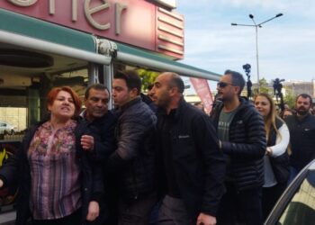 Adliye önünde gözalti