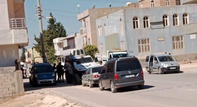 Polis mahallelliye saldirdi