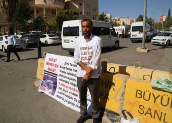 Senyasar ailesinin pankartina el konuldu