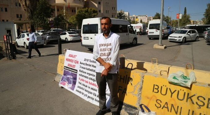 Senyasar ailesinin pankartina el konuldu