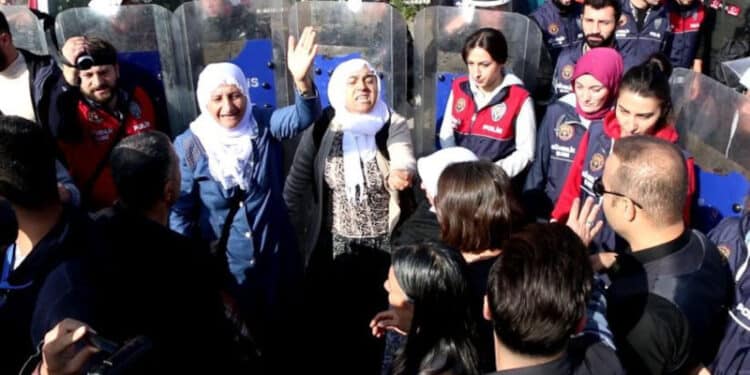 Tutsak yakinlarina polis saldirisi