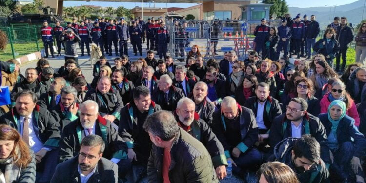 Avukatlardan oturma eylemi