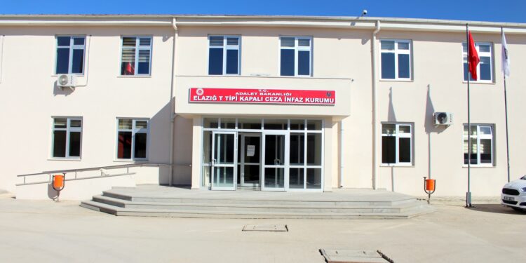 Elazig T tipi hapishanesinde aclik grevindeki tutsaklar tehdit ediliyor