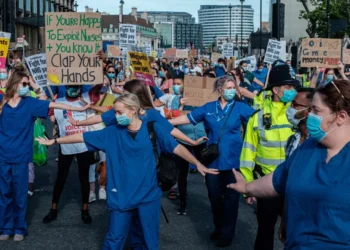 Ingilterede hemsireler greve cikiyor