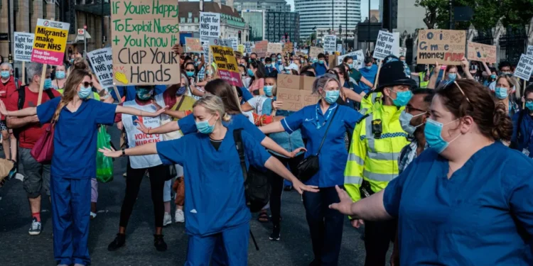 Ingilterede hemsireler greve cikiyor