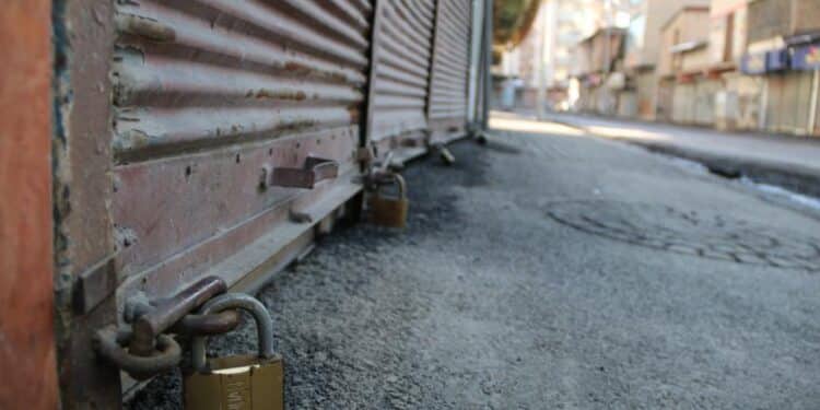 Iran ve Iran Kurdistaninda kepenk kapatan esnafin dukkanlari muhurleniyor