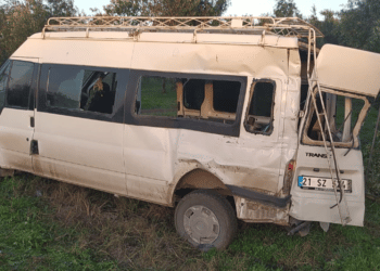 Iscileri tasiyan arac kaza yapti