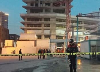 Izmirde vins kulesi devrildi