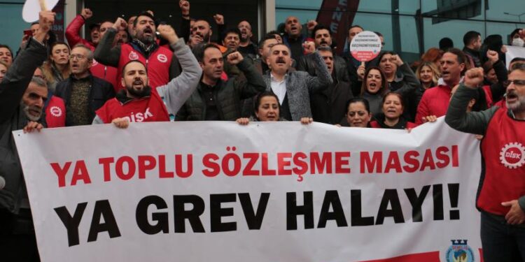 Konak ve Karabaglar belediyelerinde grev karari asildi