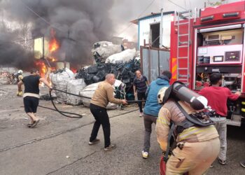 iscilerin kaldigi konteynerde yangin