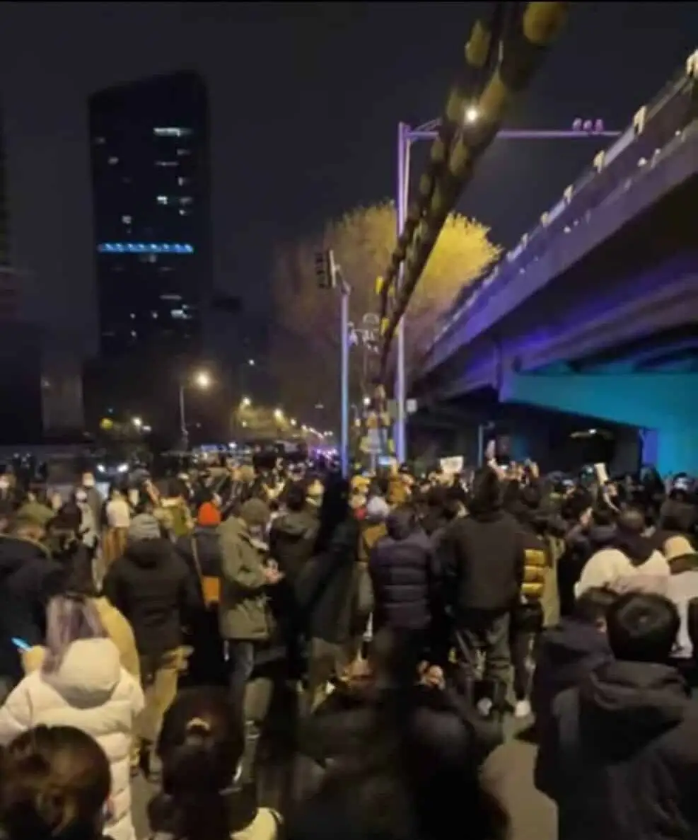 Pekin Liangma Köprüsü'nde protestocular"Biz revizyonizm istemiyoruz!" diye slogan attı.