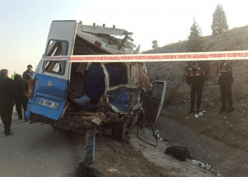 Ankarada iscileri tasiyan servis minibusleri kaza yapti