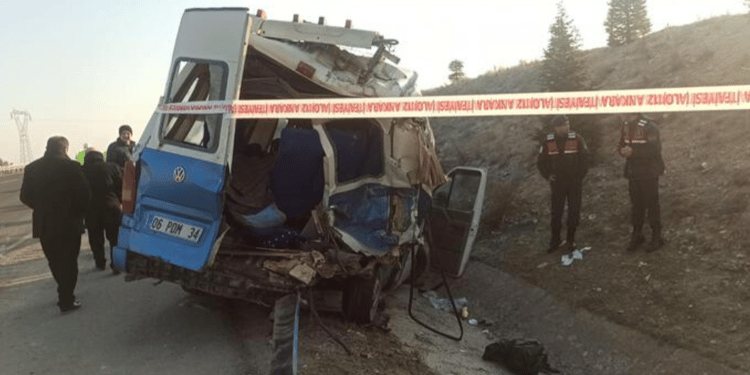 Ankarada iscileri tasiyan servis minibusleri kaza yapti