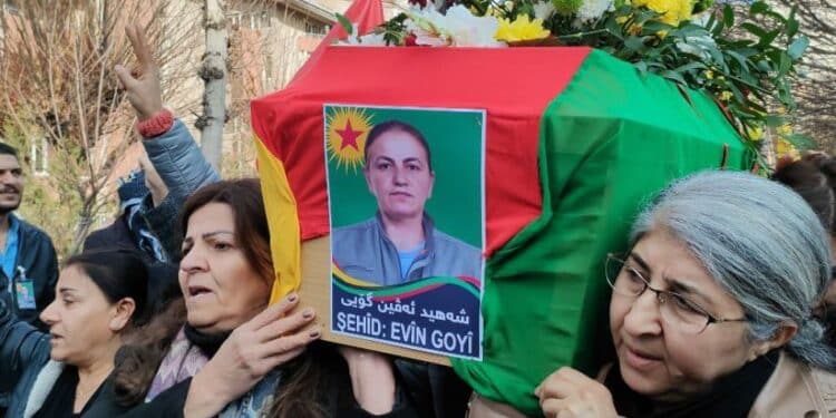 Emine Kaya cenaze toreninin ardindan Kandile ugurlandi