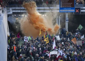 Hollandada iklim aktivistlerinin protestosuna saldiran polis yuzlerce kisiyi gozaltina aldi