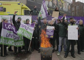 Ingiltere ve Gallerde ambulans soforleri grevde