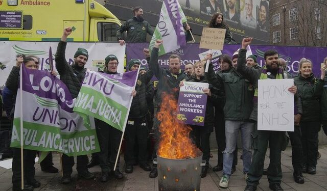 Ingiltere ve Gallerde ambulans soforleri grevde