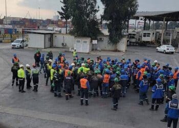 Mersin Limaninda isciler is birakti