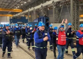 Metal iscileri greve cikiyor