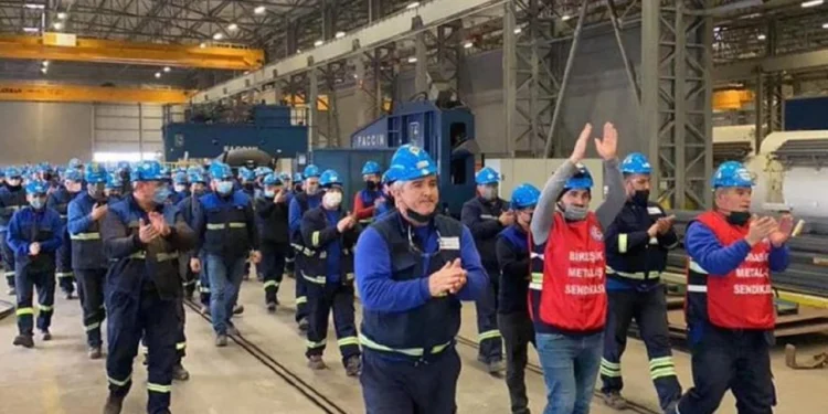 Metal iscileri greve cikiyor