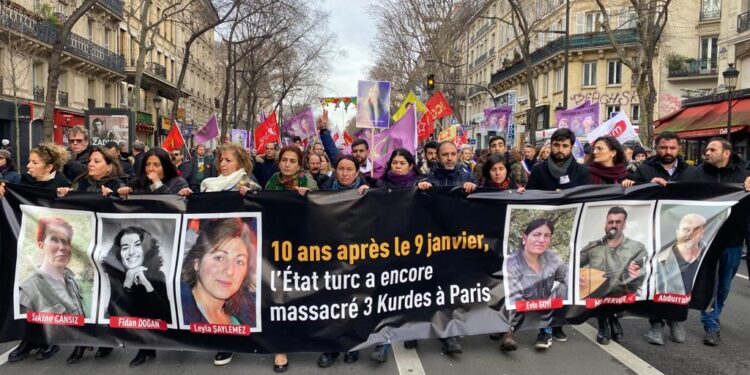 Pariste katledilenler aniliyor