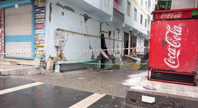 Diyarbakirda duvarlari yikilan binaya az hasarli raporu