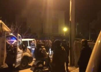 HDPnin yardim TIRina el koyan polis halka ates acti