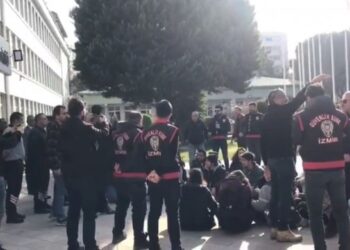 Izmirde ogrenciler gozaltina alindi